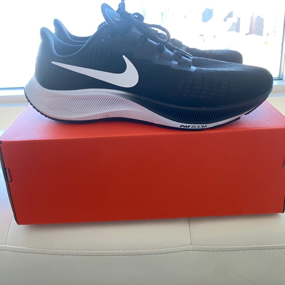 NIKE Air Zoom Pegasus 37 Men’s Size 11 Black/White